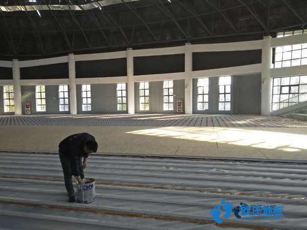學(xué)?；@球場館地板優(yōu)點