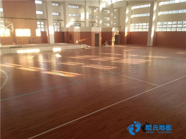 學(xué)?；@球場木地板的變形量
