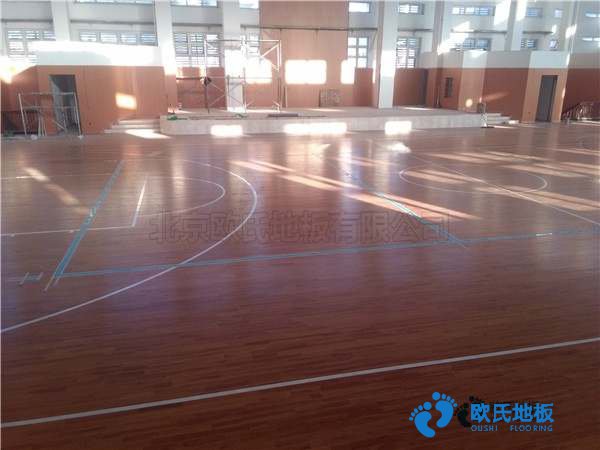 學(xué)?；@球場木地板的變形量