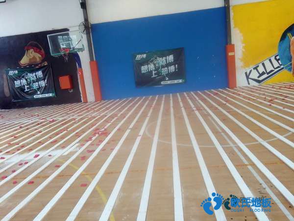 學(xué)?；@球地板哪種好