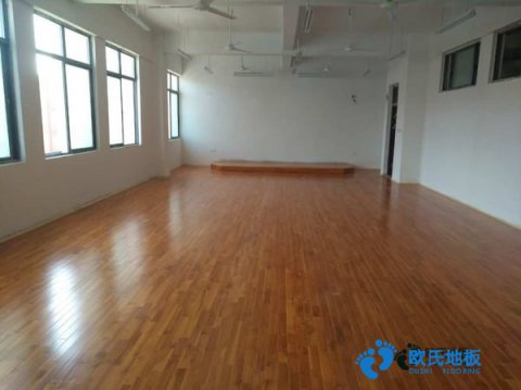 學(xué)?；@球場地地板特點