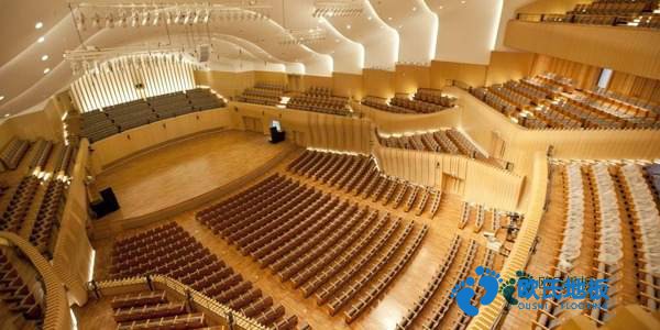 學(xué)?；@球體育地板施工團(tuán)隊(duì)