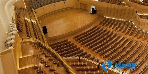 學(xué)?；@球體育地板施工團(tuán)隊(duì)