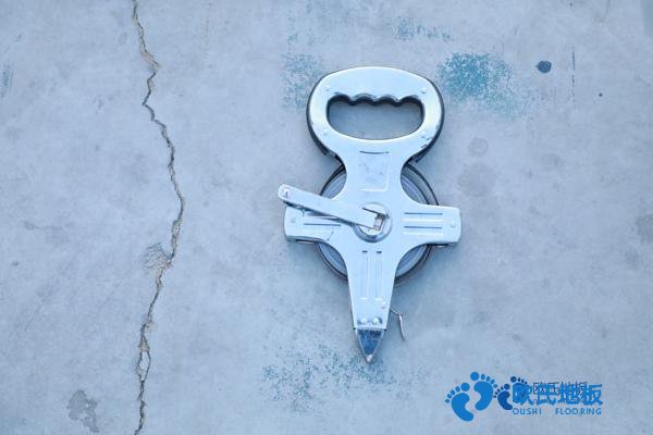 學(xué)?；@球地板摩擦系數(shù)