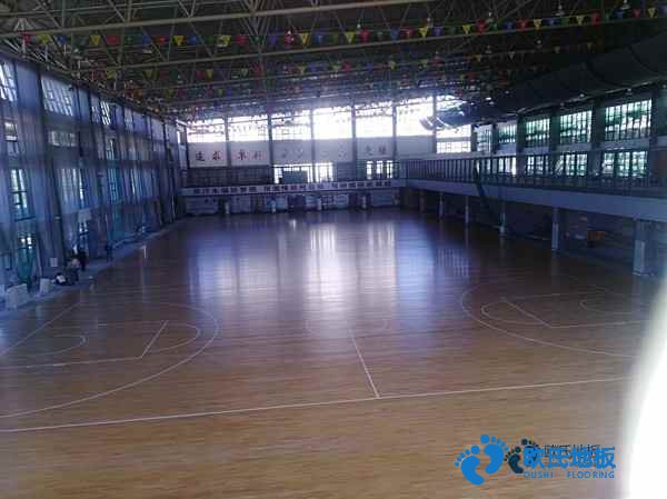 學(xué)?；@球館地板生產(chǎn)的工作環(huán)境