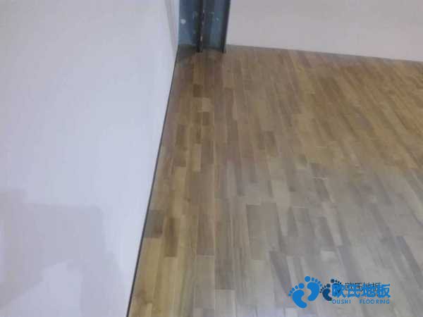 學(xué)?；@球場館地板的生產(chǎn)線