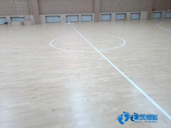 學?；@球場館木地板的含水率