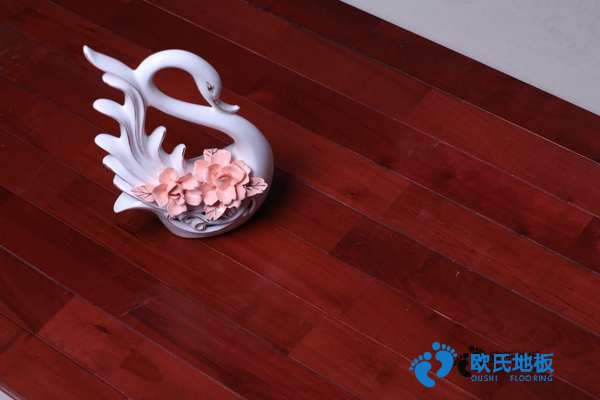 學(xué)?；@球地板特性