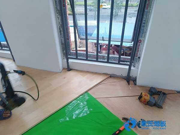 學(xué)校籃球場木地板施工隊(duì)