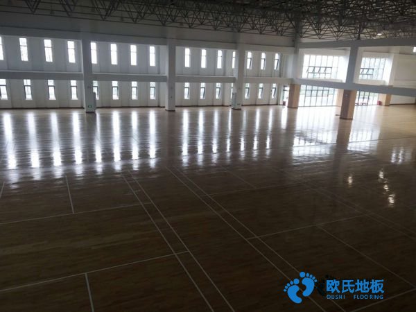 學(xué)校籃球場木地板施工隊(duì)