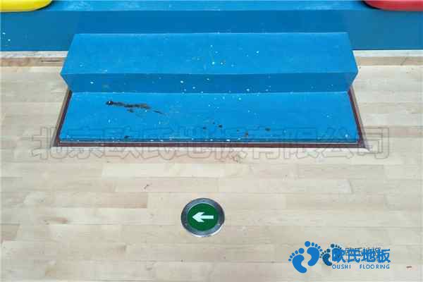 學(xué)?；@球場地地板防潮層