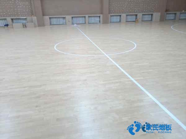 學(xué)校運(yùn)動地板施工隊