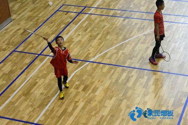 學(xué)校運(yùn)動地板施工隊