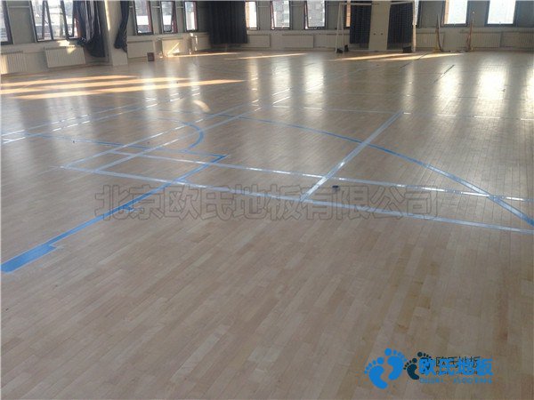 學?；@球場館木地板一般多寬