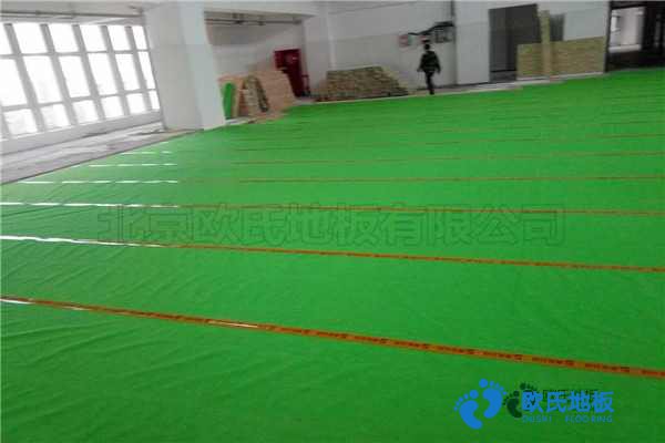 學(xué)?；@球場地木地板用哪種好