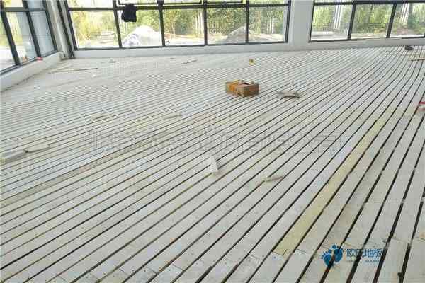 較好的籃球運動木地板為什么會鼓起來