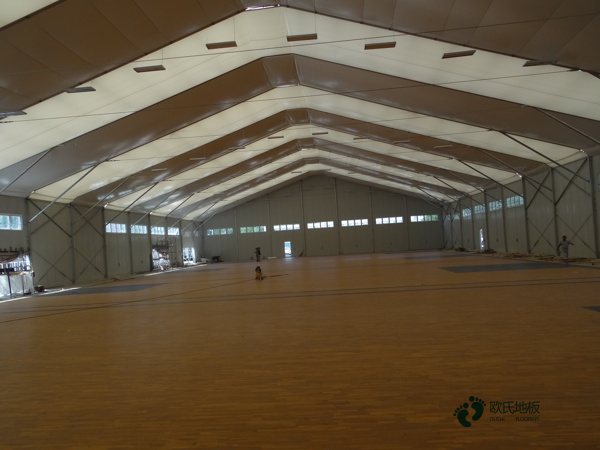 小學(xué)籃球場(chǎng)木地板2