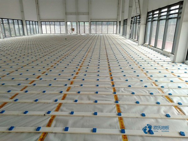 學(xué)?；@球地板的回彈率1