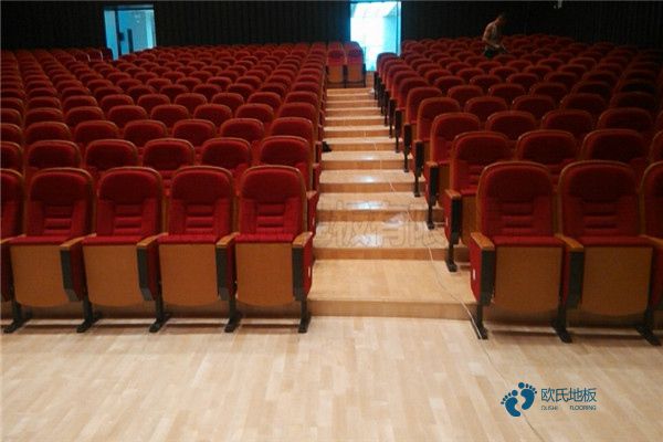 學?；@球木地板緩沖層多厚2