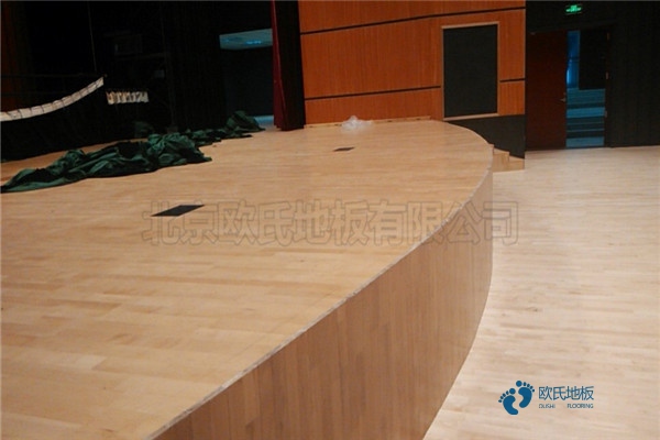 學?；@球木地板緩沖層多厚1