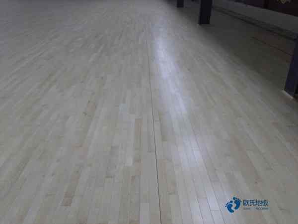 國標(biāo)運(yùn)動(dòng)型木地板施工隊(duì)1