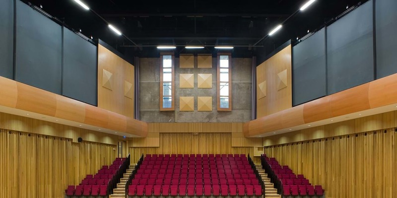 松木舞臺體育木地板施工團(tuán)隊2