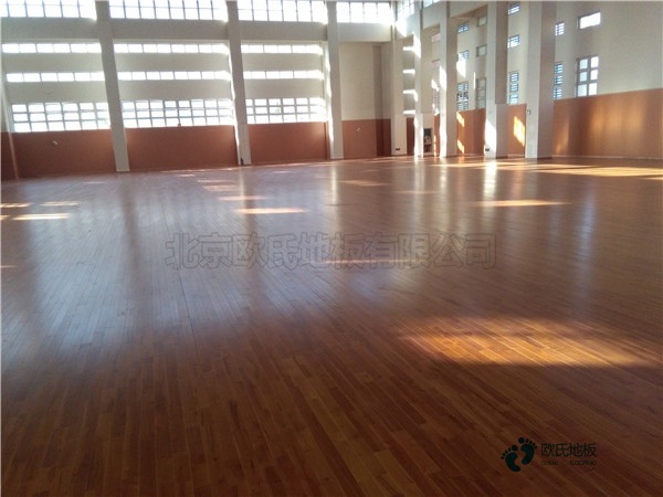 學(xué)?；@球館木地板特性1