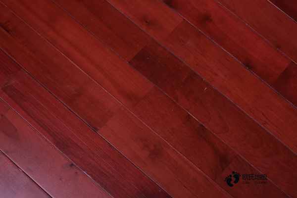 雙龍骨運(yùn)動(dòng)場地板如何保潔3